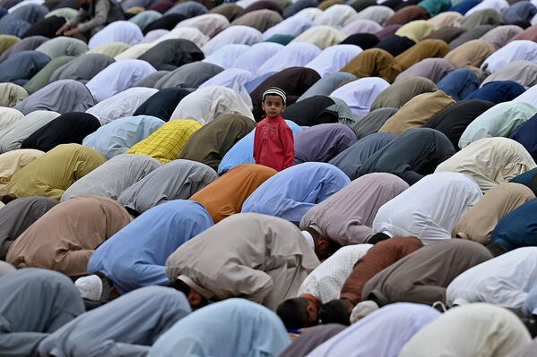 Unos musulmanes rezan durante la celebración del Eid al-Fitr que marca el fin del ayuno por el Ramadán en Pakistán.  - Sputnik Mundo