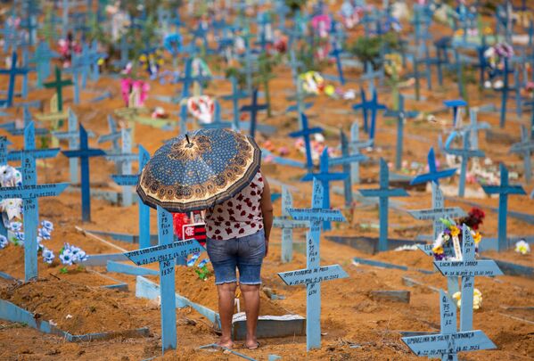 Una mujer visita el cementerio de Nossa Senhora Aparecida de Manaos en el Día de la Madre en Brasil.  - Sputnik Mundo