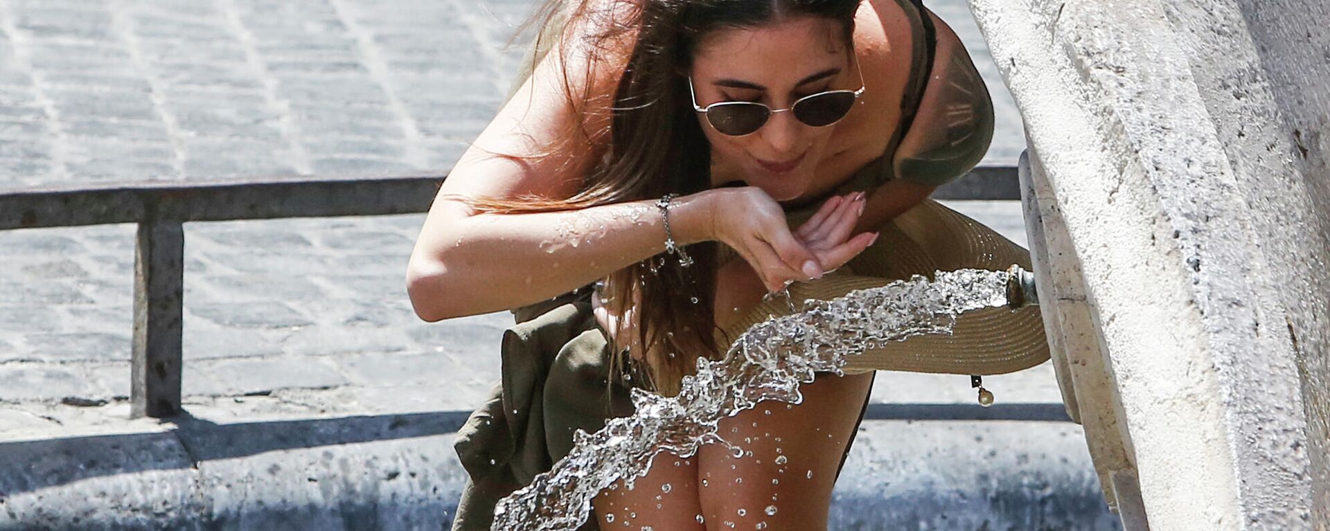 Un mujer bebe agua durante la ola de calor en Roma (Italia), el 31 de julio del 2022 - Sputnik Mundo, 1920, 14.05.2021