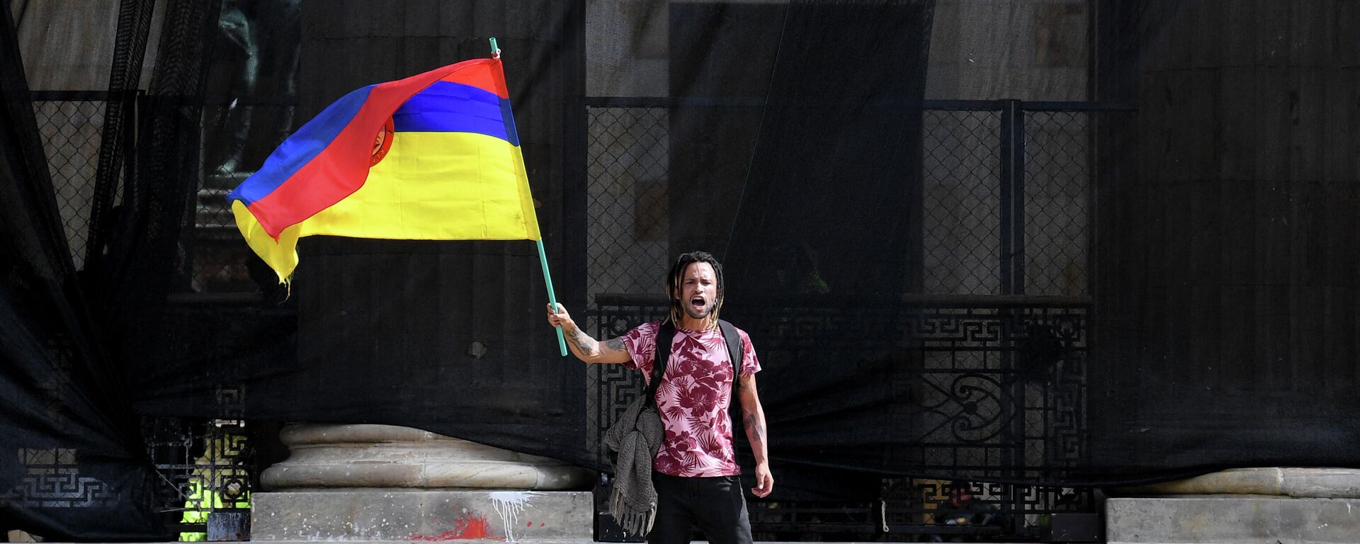Un hombre con la bandera de Colombia del revés - Sputnik Mundo, 1920, 15.05.2021