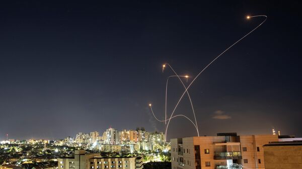 El sistema antimisiles israelí intercepta unos cohetes lanzados desde la Franja de Gaza hacia Israel - Sputnik Mundo