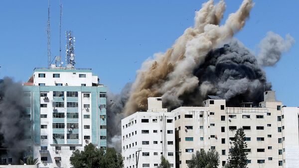 Las oficinas de AP y Al Jazeera se derrumban tras los ataques de misiles israelíes en la ciudad de Gaza, el 15 de mayo de 2021 - Sputnik Mundo