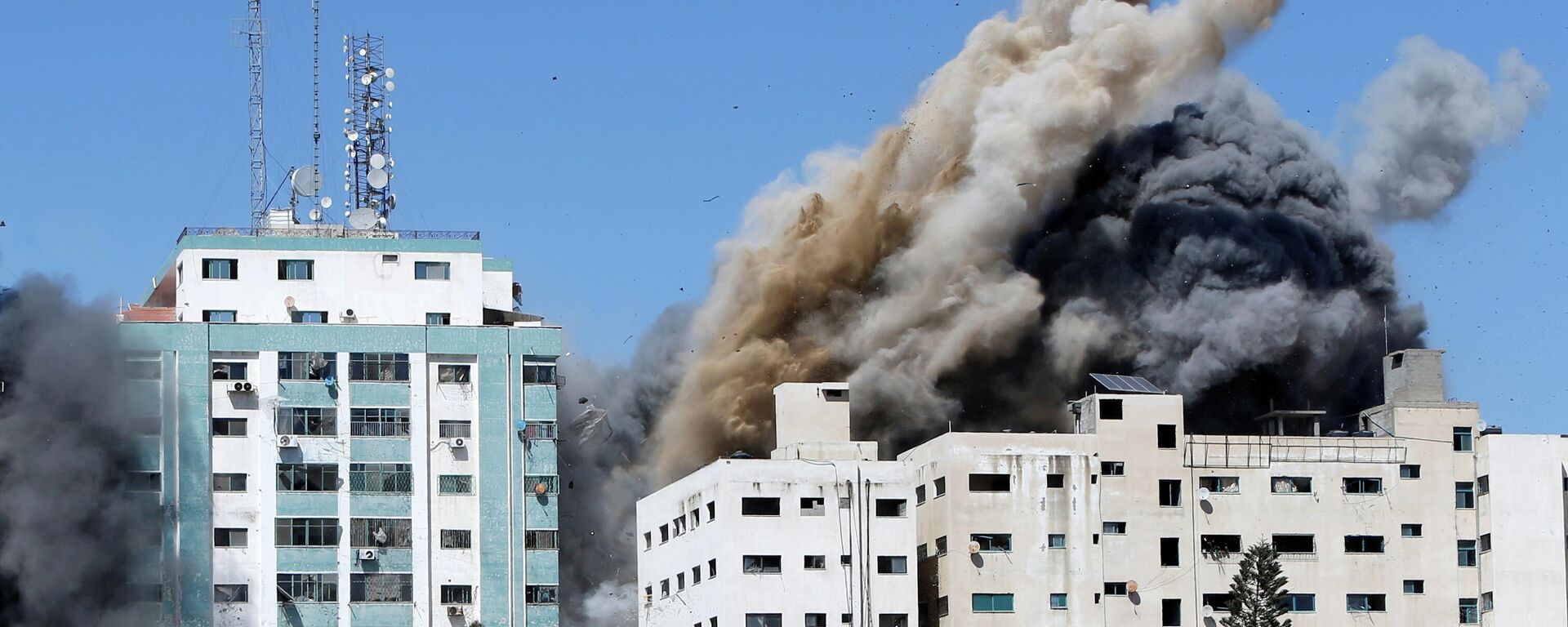 Las oficinas de AP y Al Jazeera se derrumban tras los ataques de misiles israelíes en la ciudad de Gaza, el 15 de mayo de 2021 - Sputnik Mundo, 1920, 15.05.2021