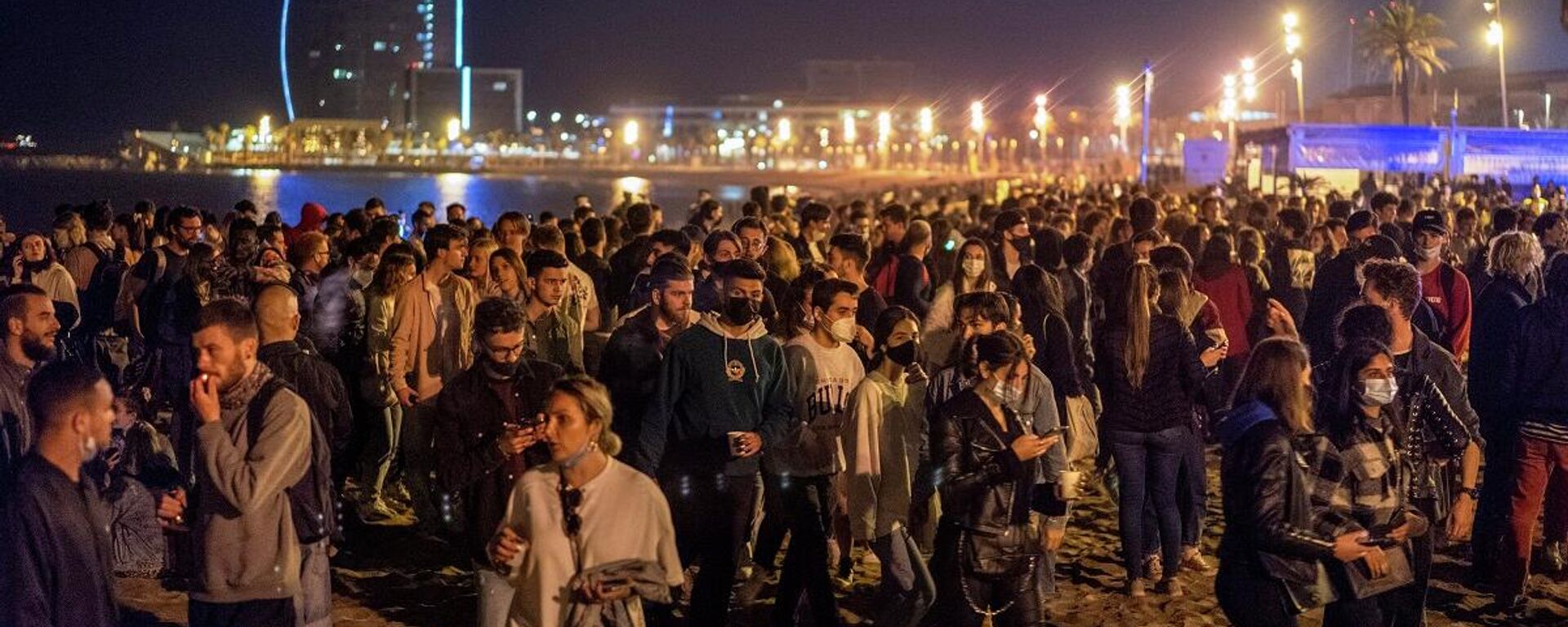 La gente concurrió a una playa de Barcelona una vez terminado el estado de alarma, España, el 9 de mayo de 2021  - Sputnik Mundo, 1920, 16.05.2021