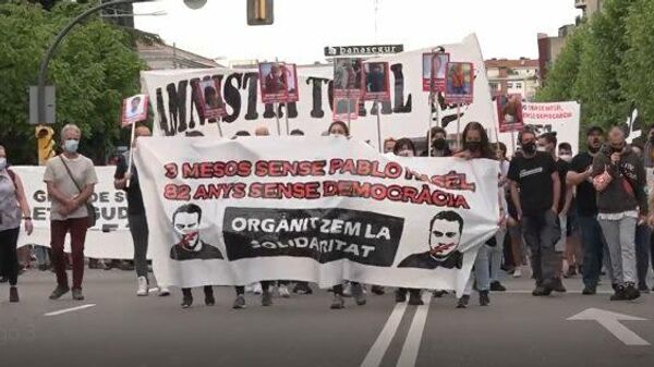 Manifestantes marchan hasta la cárcel de Lleida exigiendo la liberación del rapero Pablo Hasél - Sputnik Mundo
