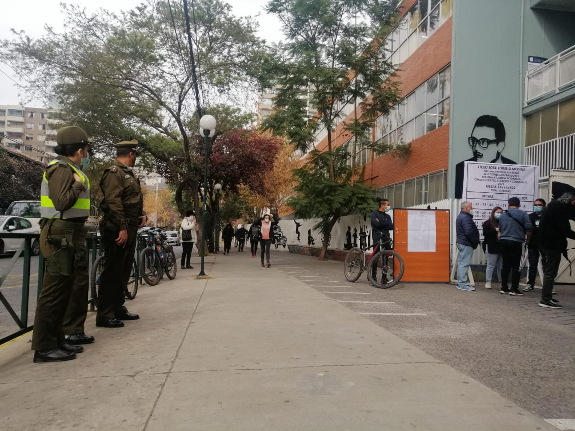 Carabineros de Chile (policía militarizada) custodia la seguridad a las afueras de un local de votación en Ñuñoa, comuna del sector oriente de Santiago. - Sputnik Mundo, 1920, 16.05.2021