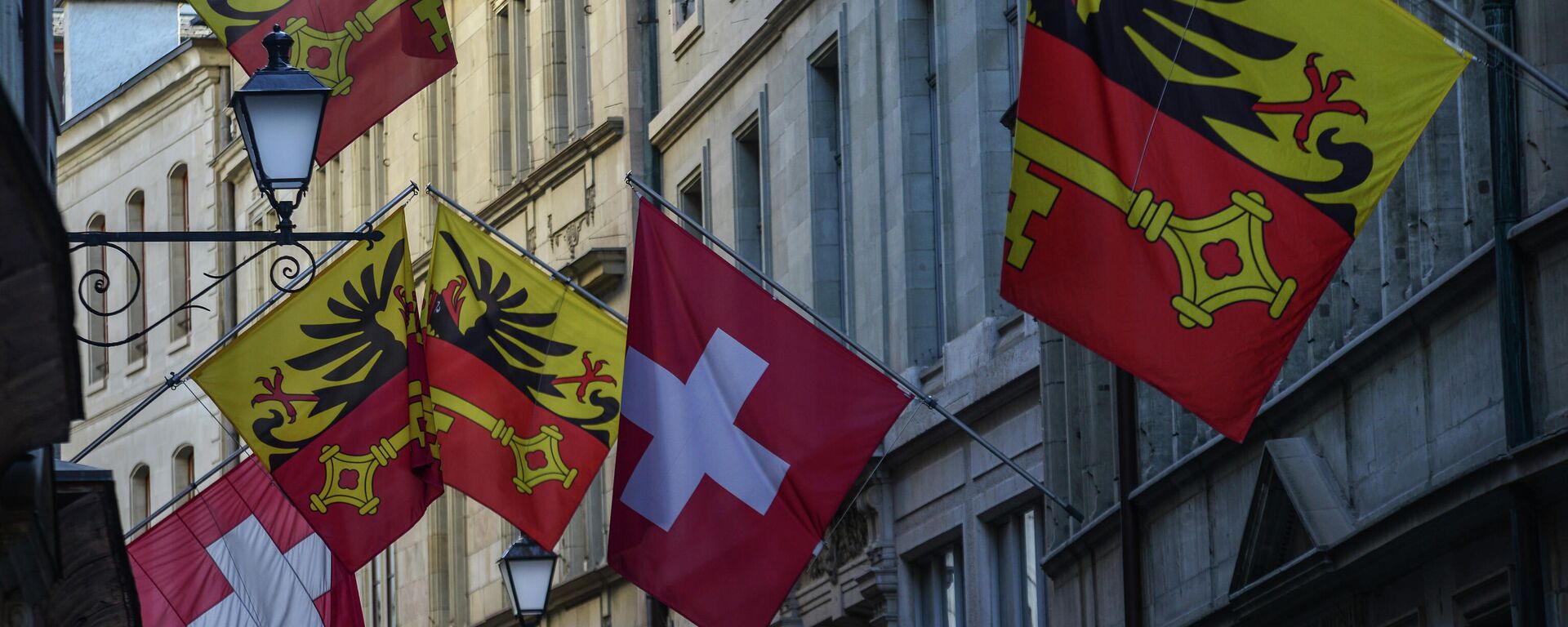 Las banderas de Suiza en una calle de Ginebra - Sputnik Mundo, 1920, 18.05.2021