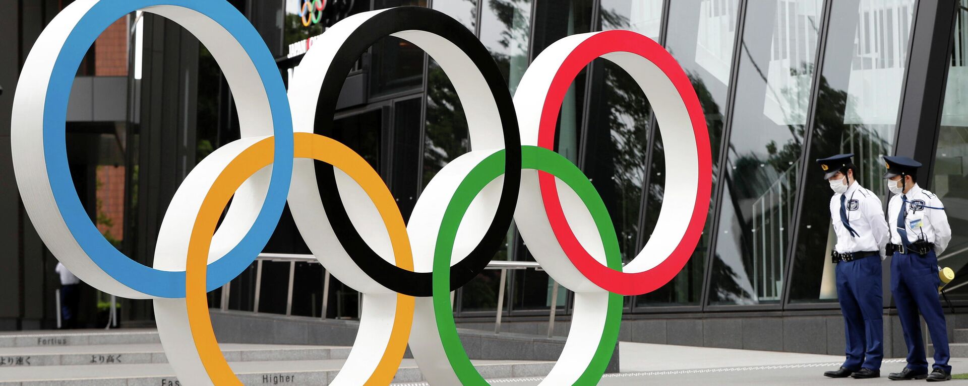 El monumento de los anillos olímpicos frente a la sede del Comité Olímpico Japonés en Tokio, Japón - Sputnik Mundo, 1920, 18.05.2021