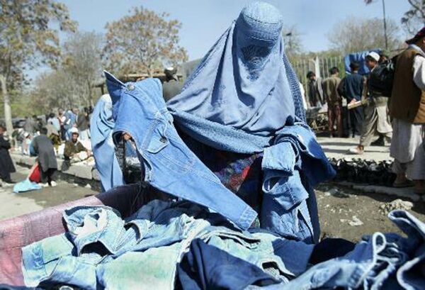 La demanda por los pantalones crecía día a día. Pronto, el migrante alemán fundó la empresa Levi Strauss &amp; Co para fabricar ropa para los trabajadores.En la foto: una mujer afgana compra jeans en un mercado callejero en Kabul, 2003. - Sputnik Mundo