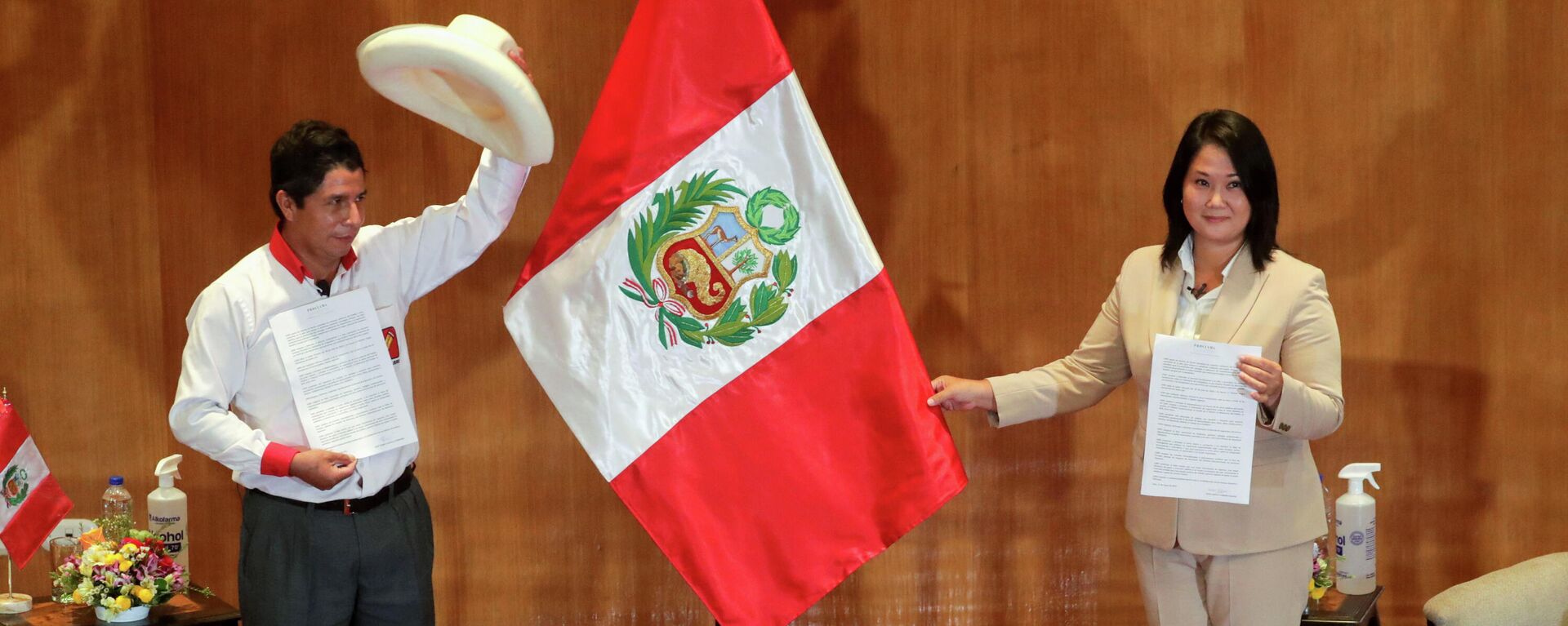 Los candidatos Pedro Castillo (Perú Libre, izquierda) y Keiko Fujimori (Fuerza Popular, derecha) - Sputnik Mundo, 1920, 03.06.2021