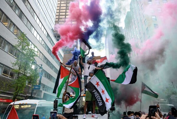Unos manifestantes propalestinos con banderas palestinas y sirias en el centro de Manhattan, Nueva York (EEUU).  - Sputnik Mundo