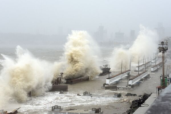 Las olas gigantes provocadas por el ciclón Tauktae inundan la costa de Mumbai (la India).  - Sputnik Mundo