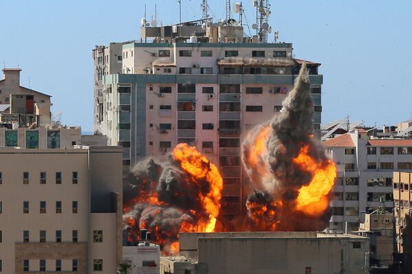 Los ataques israelíes contra la torre Al Jalaa, en Gaza, en la que se encontraban las oficinas de Associated Press, de Al Jazeera y de otros medios internacionales. - Sputnik Mundo