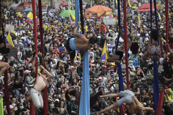 Varios artistas durante la manifestación antigubernamental en Bogotá (Colombia).  - Sputnik Mundo