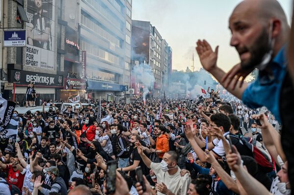 Unos hinchas del club de fútbol Besiktas celebran su victoria en la Superliga de Turquía en Estambul.  - Sputnik Mundo