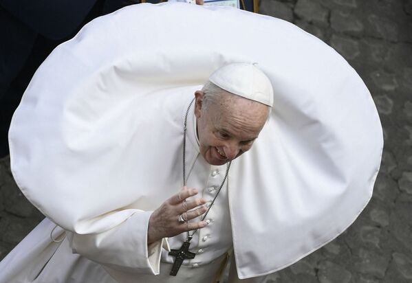 El papa Francisco durante su audiencia semanal en el Vaticano.  - Sputnik Mundo