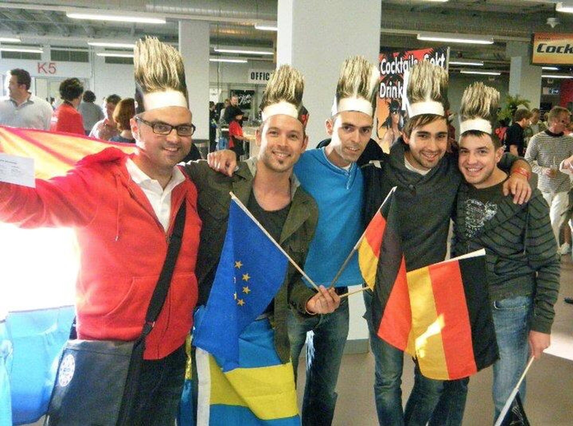 Iván Iñarra, primero a la izquierda, eurofan español, en el festival de Eurovisión del año 2011 junto a unos amigos - Sputnik Mundo, 1920, 21.05.2021