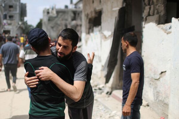 Israel y Hamás anunciaron un alto el fuego el 21 de mayo. En la foto: unos palestinos celebran la tregua en la Franja de Gaza. - Sputnik Mundo