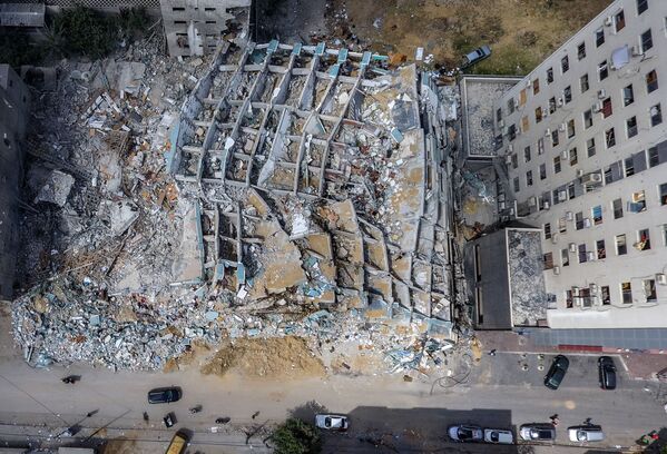 La escalada bélica duró 11 días. En la foto: los escombros de la torre Al Jalaa, en Gaza, destruida por un ataque aéreo israelí. - Sputnik Mundo