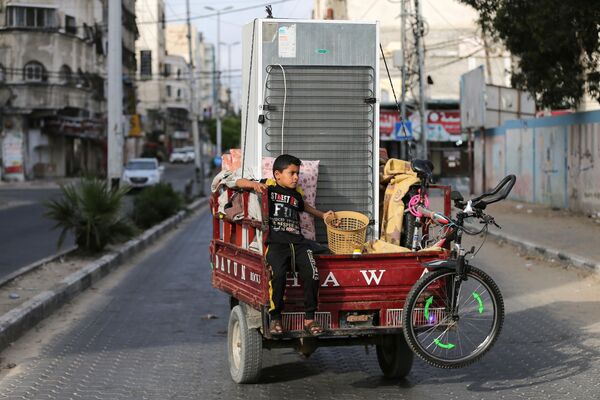 Una familia palestina vuelve a su casa en Gaza. - Sputnik Mundo