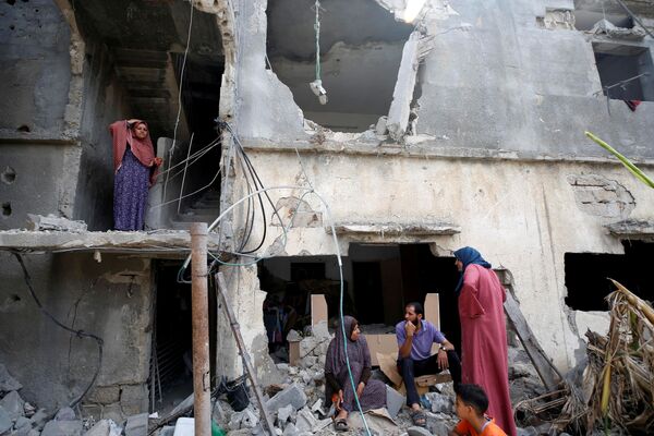 Unos palestinos regresan a su casa en Beit Hanun, destruida por un misil israelí. - Sputnik Mundo