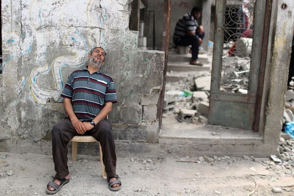Desde el inicio del conflicto, las facciones radicales palestinas atacaron el territorio de Israel con 4.070 misiles, lo que dejó más de 50 heridos y 12 víctimas mortales. En Palestina, 230 personas fallecieron y 1.710 resultaron heridas a raíz de los ataques aéreos israelíes. En la foto: un palestino se relaja en su casa destruida, en Beit Hanun, al noreste de Gaza. - Sputnik Mundo