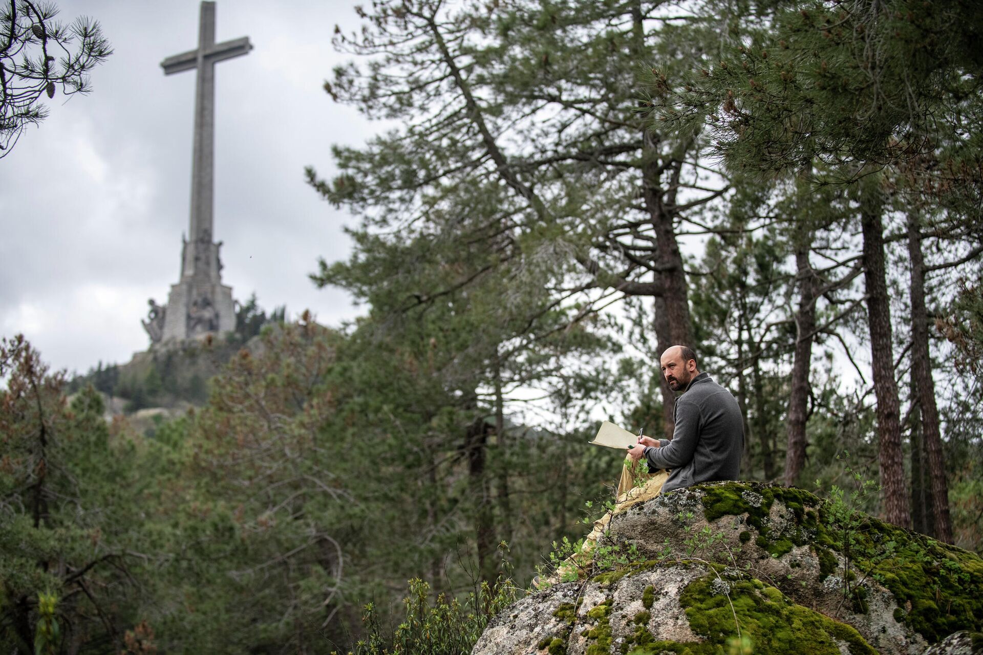 Alfredo González Ruibal en los bosques que rodean el monumento del Valle de los Caídos - Sputnik Mundo, 1920, 21.05.2021