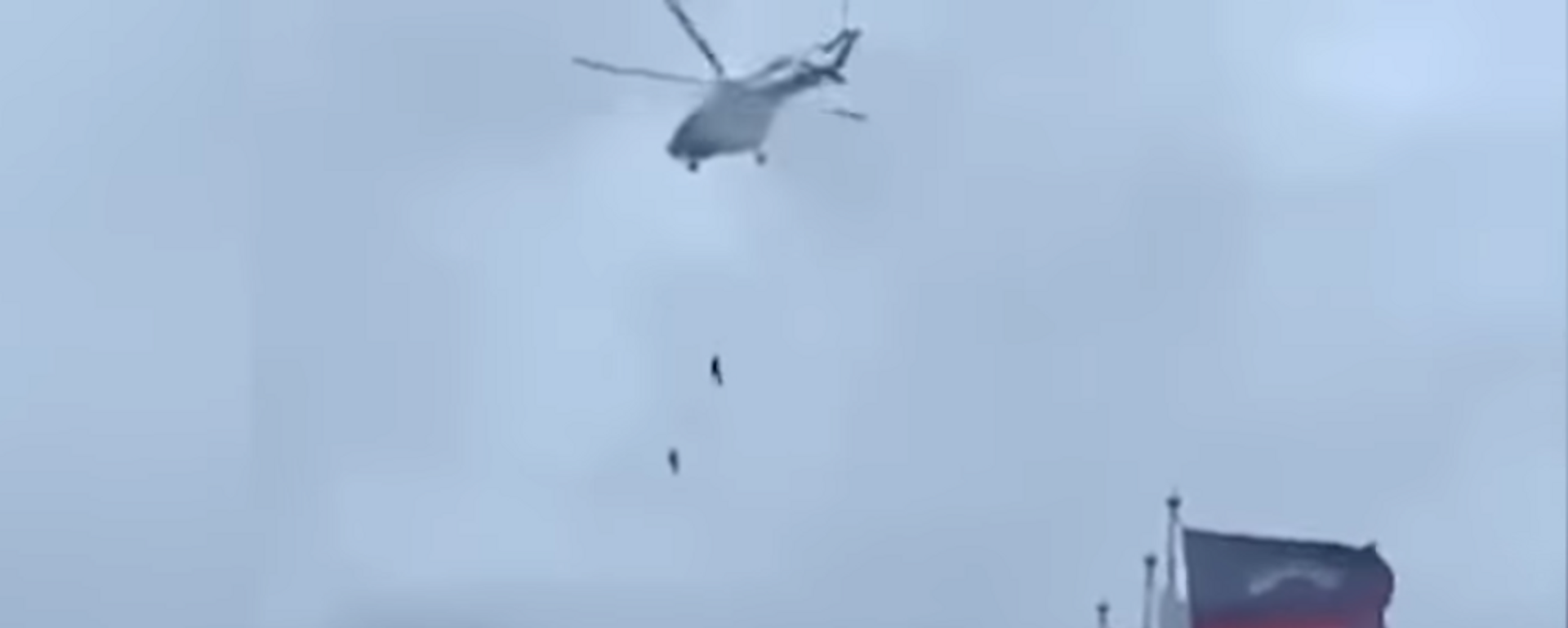Vídeo: dos agentes de la Guardia Nacional rusa mueren al caer desde un helicóptero - Sputnik Mundo, 1920, 23.05.2021