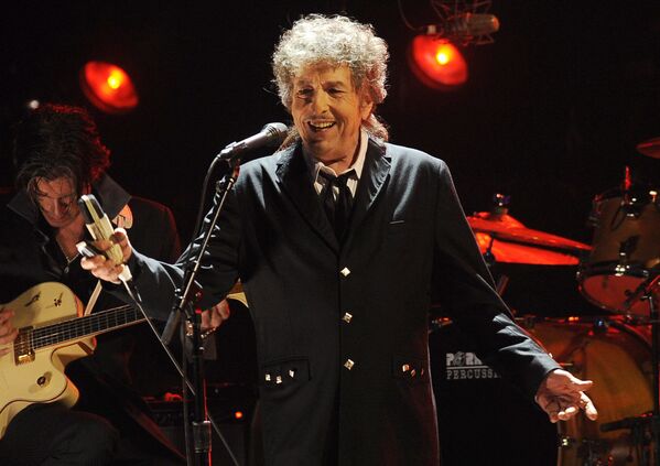 La carrera musical de Bob Dylan (nacido como Robert Zimmerman) comenzó hace seis décadas. El cantante no solo se robó millones de corazones con sus temas románticos, sino que se convirtió en un ícono de la protesta de los simpatizantes de la izquierda. En la foto: una actuación de Dylan en Los Ángeles, en 2012. - Sputnik Mundo