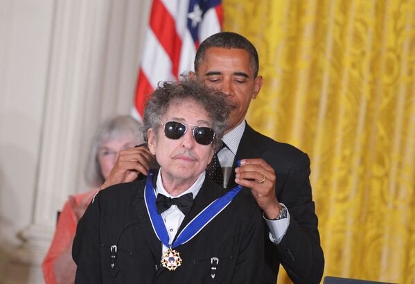 El 29 de mayo de 2012, Barack Obama galardonó a Dylan con la Medalla Presidencial de la Libertad. - Sputnik Mundo