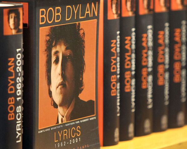En octubre de 2016, Bob Dylan fue galardonado con el Premio Nóbel de la Literatura por la creación de &quot;nuevas expresiones poéticas dentro de la gran tradición de la canción estadounidense&quot;. En la foto: unos libros de Bob Dylan en la Feria del Libro de Fráncfort (Alemania), en 2016. - Sputnik Mundo