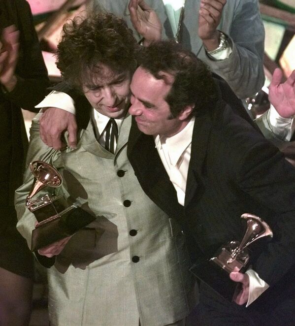 Bob Dylan (izda.) junto al productor Daniel Lanois en la 40 entrega de los Grammy en Nueva York, en 1998. - Sputnik Mundo