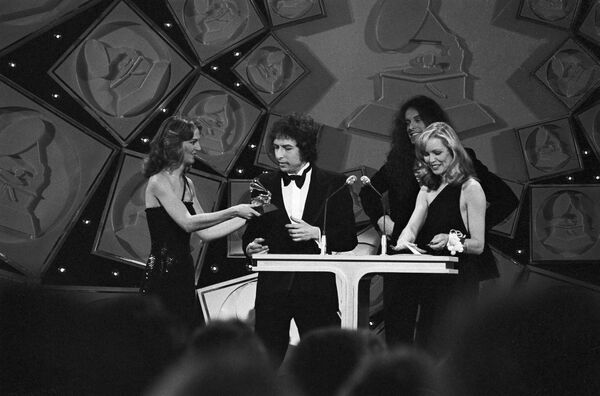 Bob Dylan se lleva un Grammy por su tema &#x27;Gotta Serve Somebody&#x27; en Los Ángeles, en 1982. - Sputnik Mundo