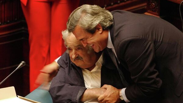 José Mujica y Jorge Larrañaga se abrazan en la primera sesión del Senado en 2005 - Sputnik Mundo