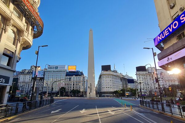 Casi nadie circulando sobre el Obelisco de Buenos Aires - Sputnik Mundo