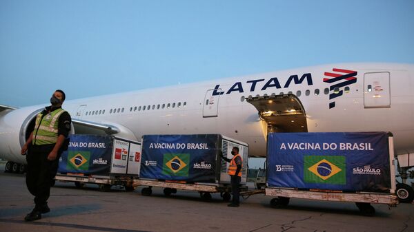 Avión con insumos para producir cinco millones de vacunas de Sinovac en Brasil - Sputnik Mundo