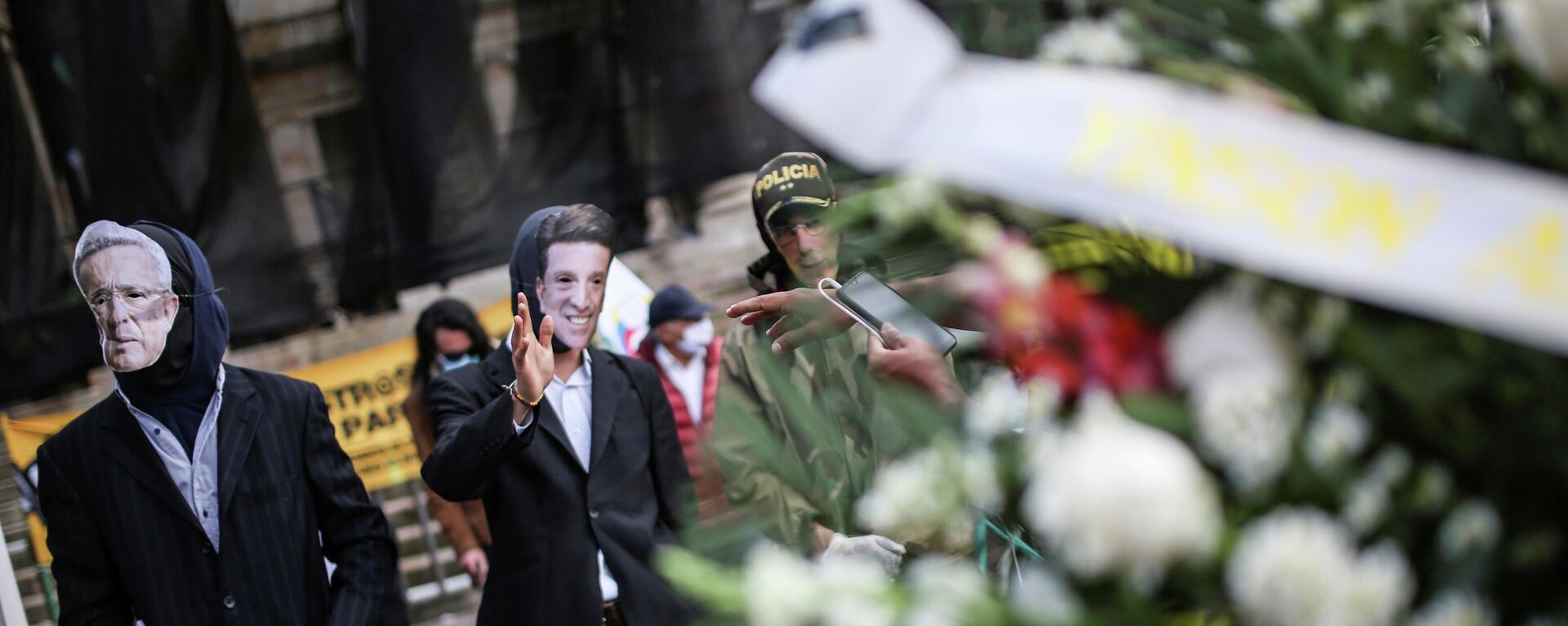 Los manifestantes usan máscaras que representan al expresidente de Colombia, Álvaro Uribe, al ministro de Defensa, Diego Molano, y al director de la Policía Nacional, general Jorge Luis Vargas - Sputnik Mundo, 1920, 26.05.2021