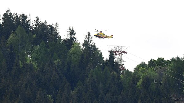 Helicóptero en el lugar del desplome de un teleférico en el norte de Italia - Sputnik Mundo