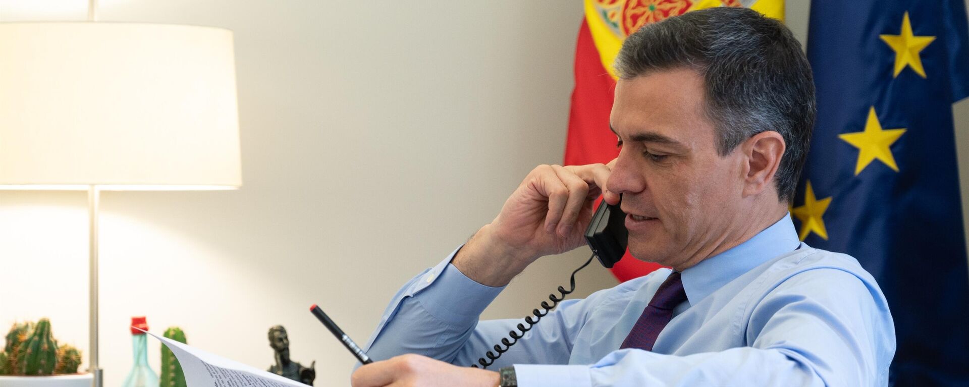 El presidente del Gobierno español, Pedro Sánchez, habla por teléfono - Sputnik Mundo, 1920, 08.06.2021