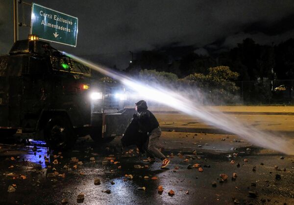 En Bogotá, sin embargo, algunas protestas terminaron en enfrentamientos entre la Policía y los manifestantes. - Sputnik Mundo