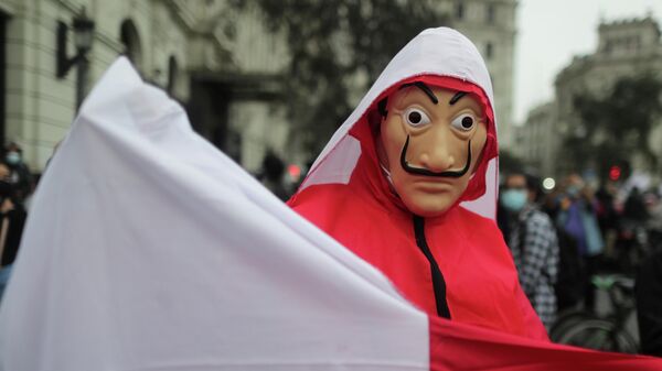 Un manifestante con la bandera peruana - Sputnik Mundo