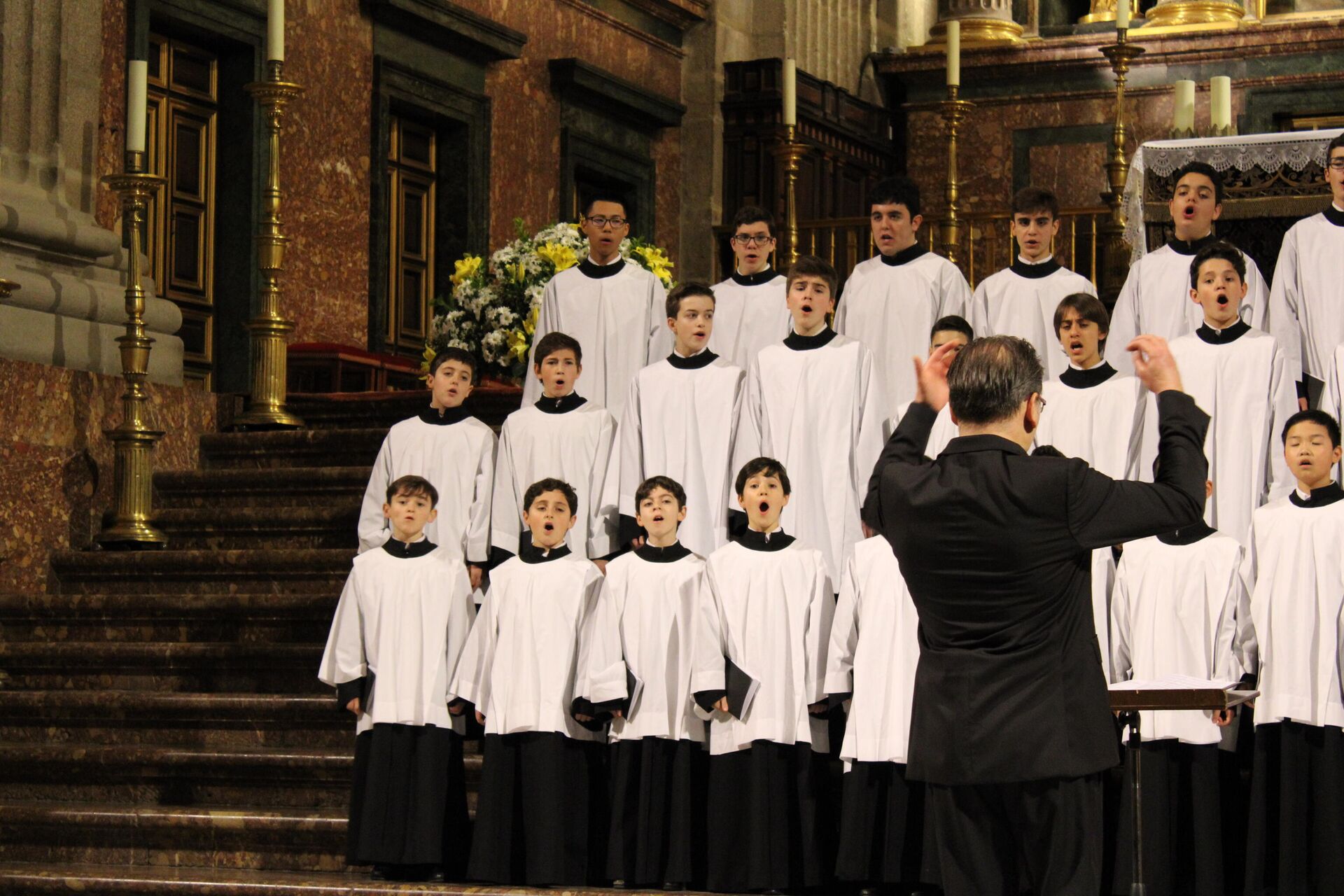 Niños cantando en el coro del Real Monasterio de San Lorenzo del Escorial - Sputnik Mundo, 1920, 28.05.2021