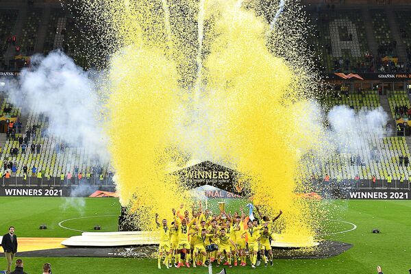 Los jugadores del Villarreal celebran su victoria sobre el Manchester United en la final de la Liga Europa de la UEFA en Gdansk, Polonia. - Sputnik Mundo