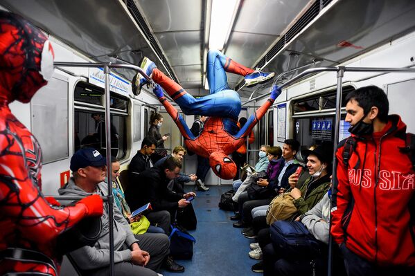Un bailarín disfrazado de Hombre Araña actúa en un vagón de metro en San Petersburgo, Rusia. - Sputnik Mundo