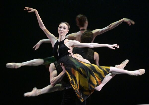 Una bailarina durante los ensayos de un espectáculo del Teatro Bolshoi, en Moscú, Rusia.  - Sputnik Mundo