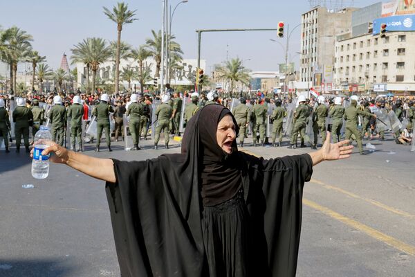 Una participante en una manifestación contra el Gobierno en Bagdad, Irak. - Sputnik Mundo