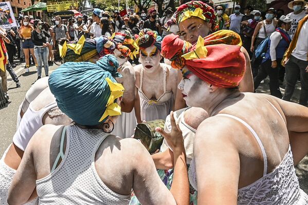 Artistas actúan durante una manifestación antigubernamental en Medellín, Colombia.  - Sputnik Mundo