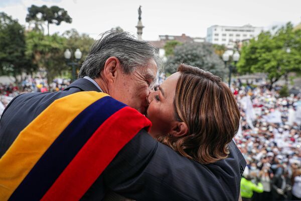 El nuevo presidente de Ecuador, Guillermo Lasso, abraza a la primera dama María de Lourdes Alcívar desde el balcón del Palacio de Carondelet luego de jurar, en Quito, Ecuador, el 24 de mayo. - Sputnik Mundo