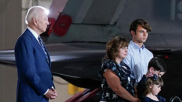 Joe Biden durante una visita a la base militar Langley-Eustis  - Sputnik Mundo