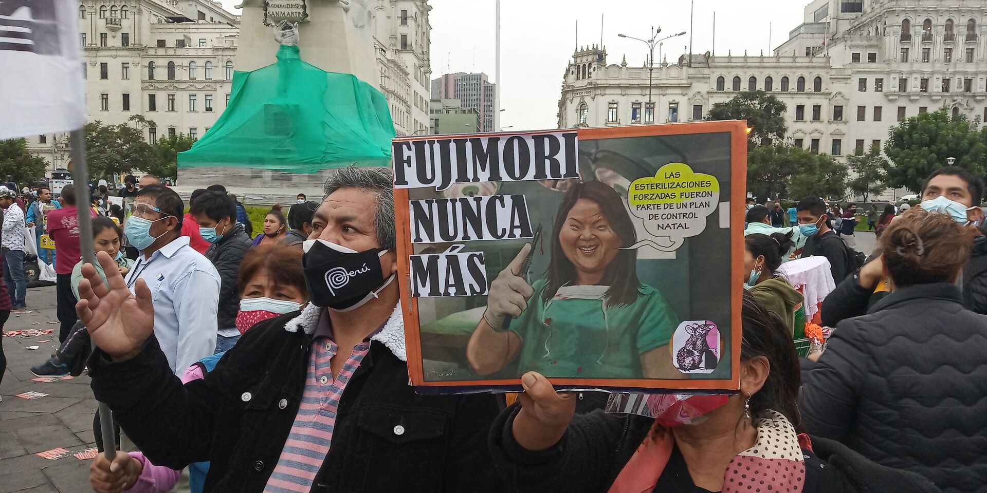 Rosa Elvira sosteniendo un cartel contra Keiko Fujimori - Sputnik Mundo, 1920, 30.05.2021